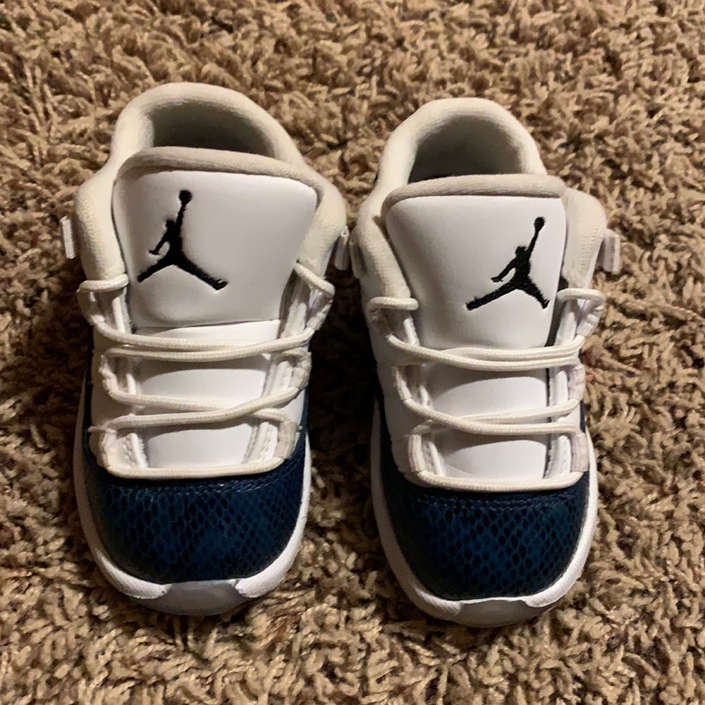 Air Jordan 11 toddler navy snake print